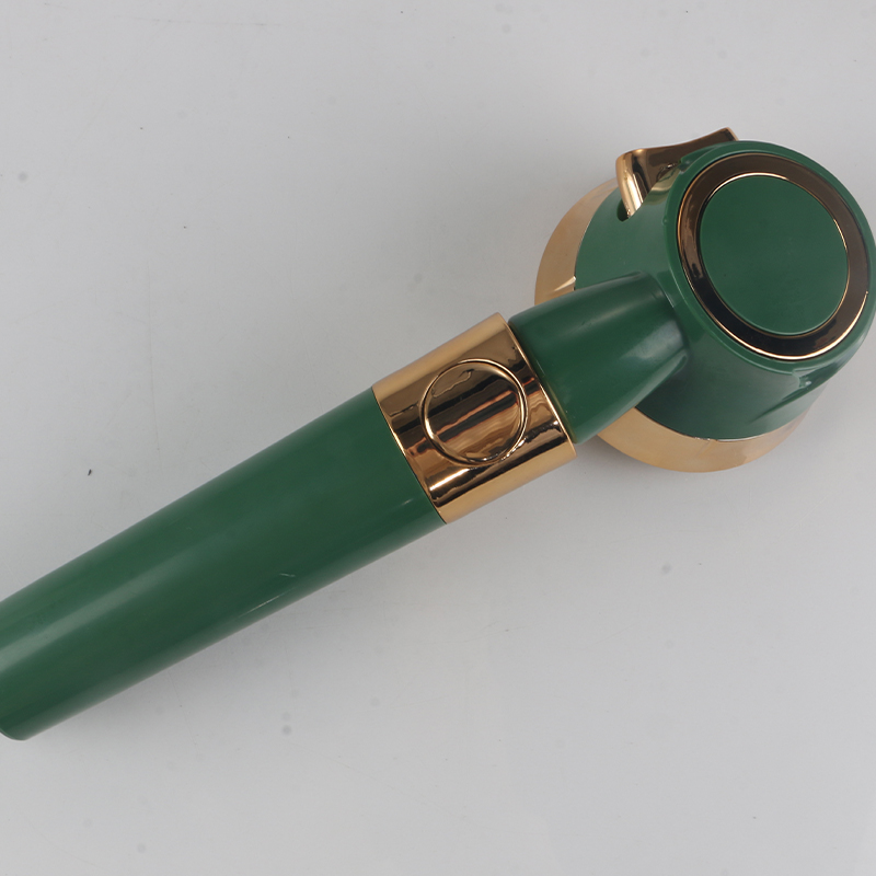 ฝักบัวสายน้ำสีเขียวเข้ม