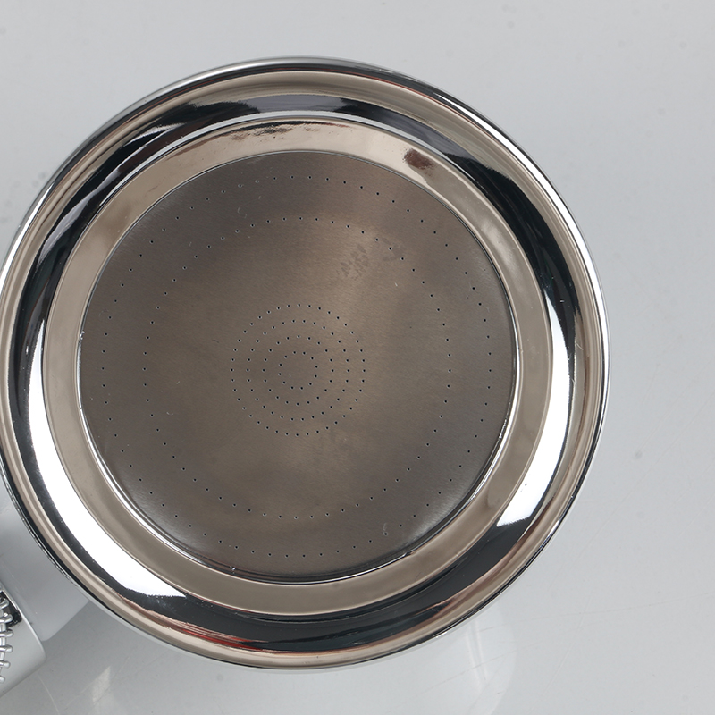 หัวฝักบัวสีขาวไหล