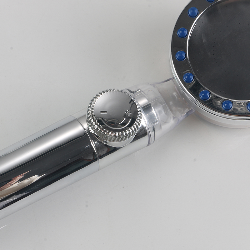 อะไรคือความแตกต่างที่สำคัญระหว่างท่ออ่อนสำหรับอาบน้ำสแตนเลสและท่อ PVC?